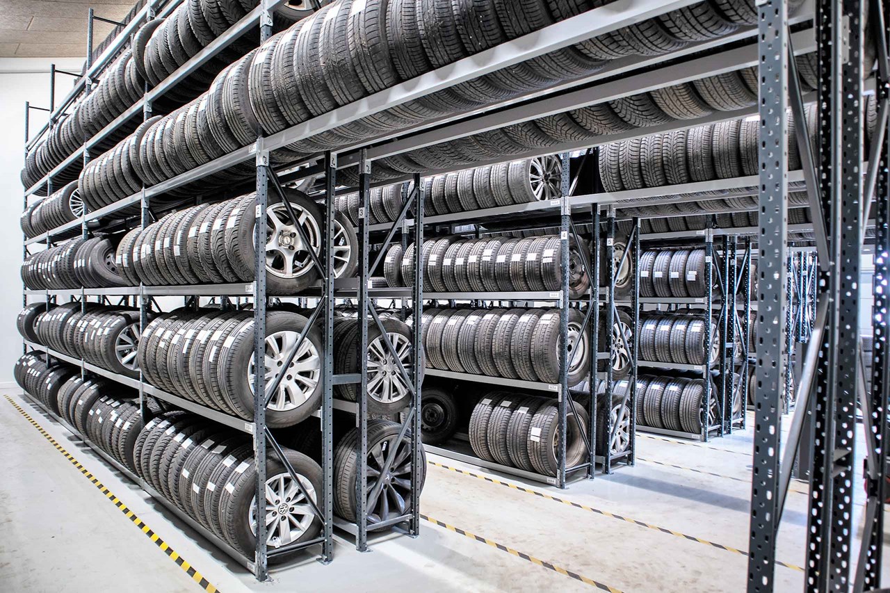 Høje dækreoler hos Bilcenter Sabro